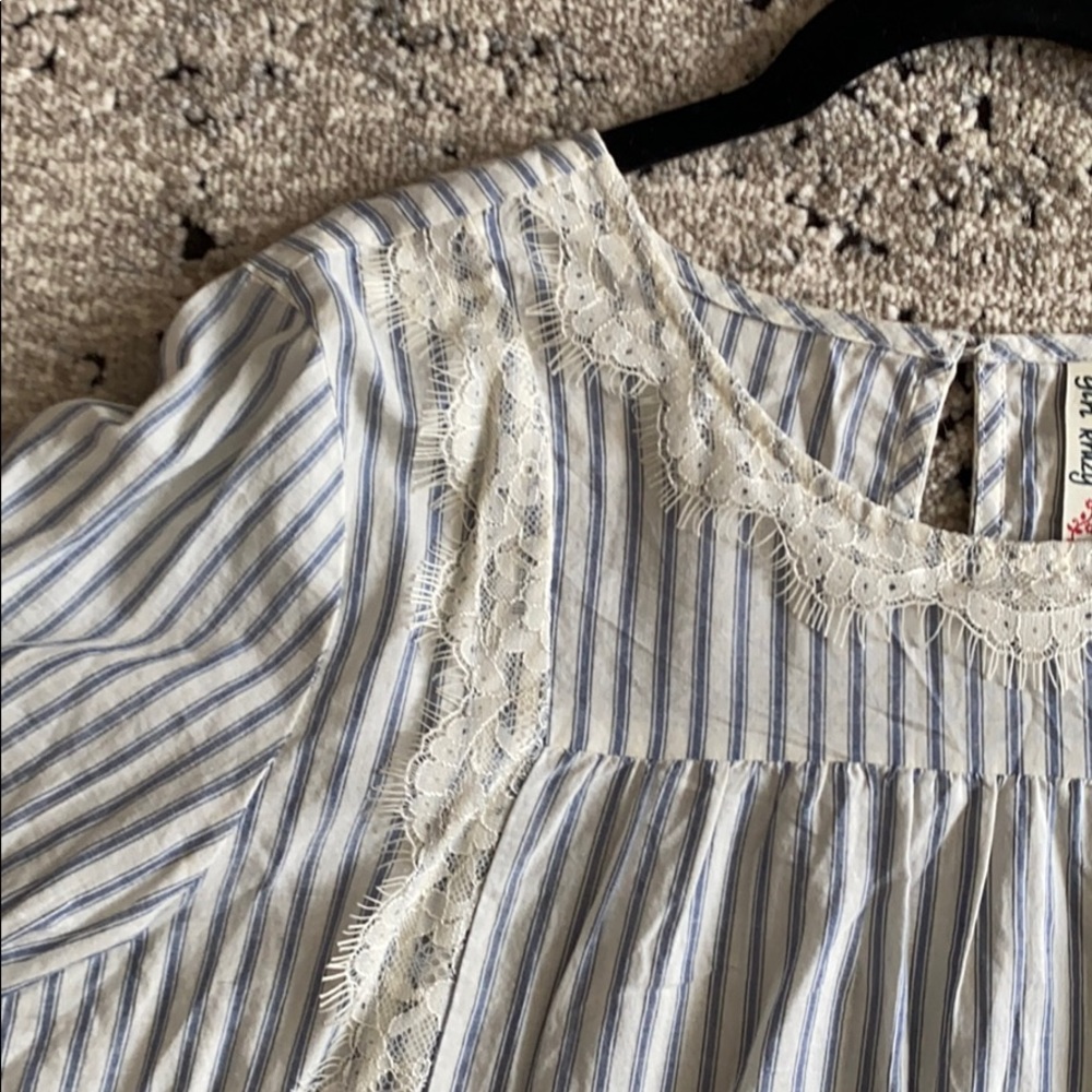 Beautiful Blouse - Picture 3 of 6